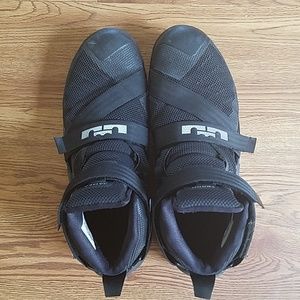 Nike lebron basketball shoes